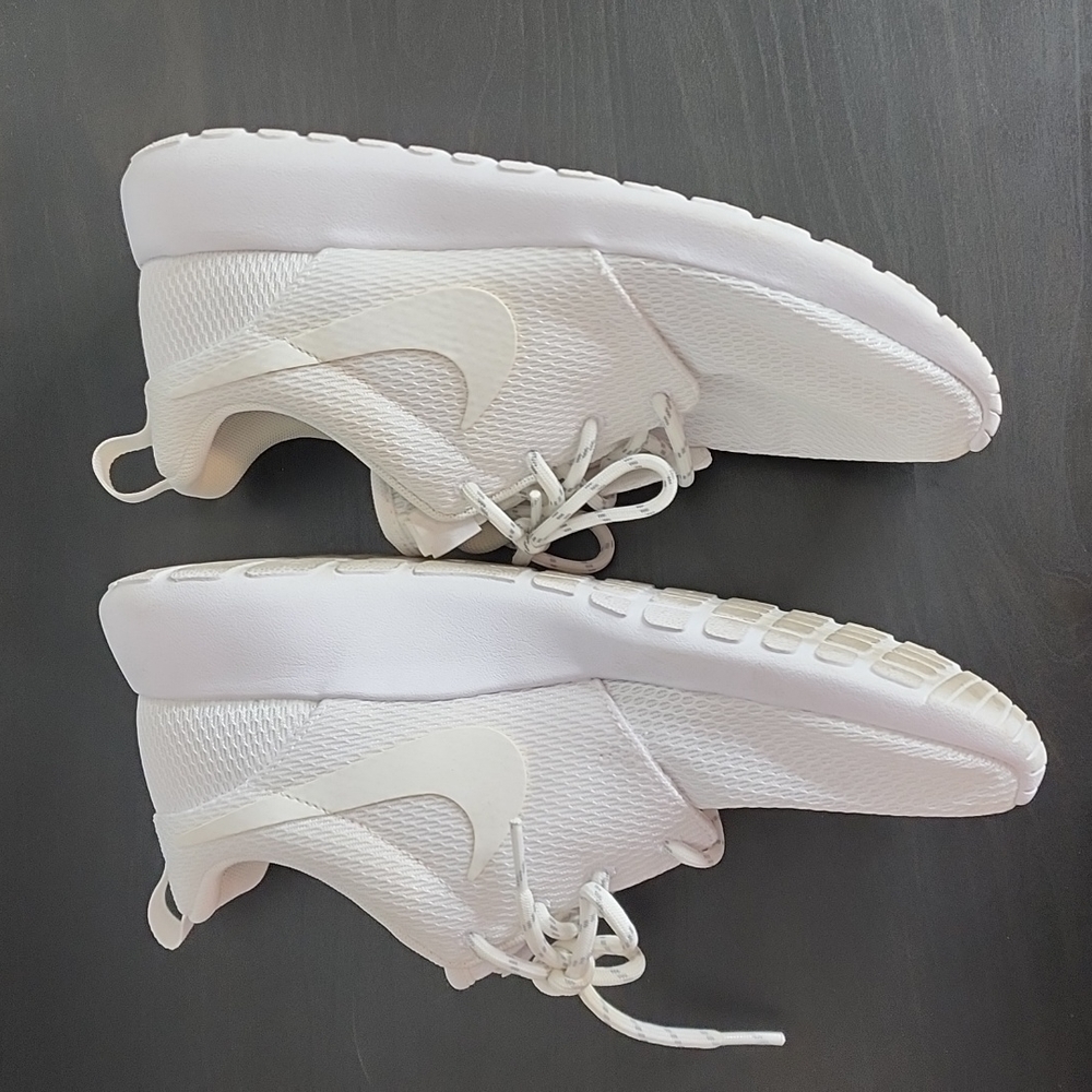Nike white roshe one sneakers size 7.5